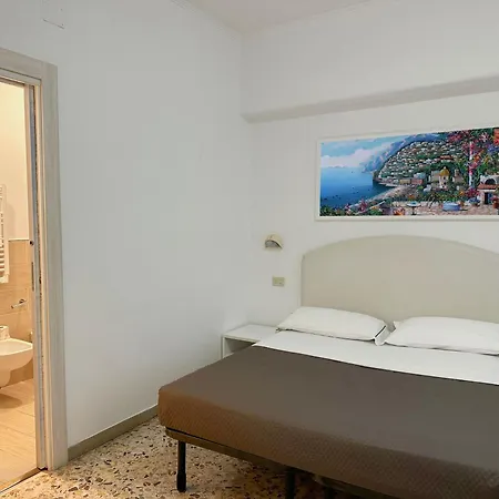 Linda فندق سورينتو