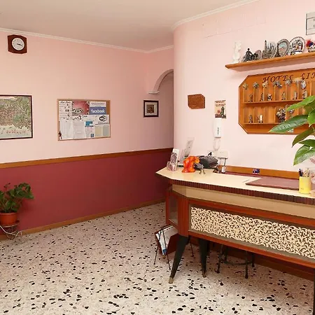 Linda Hotel *